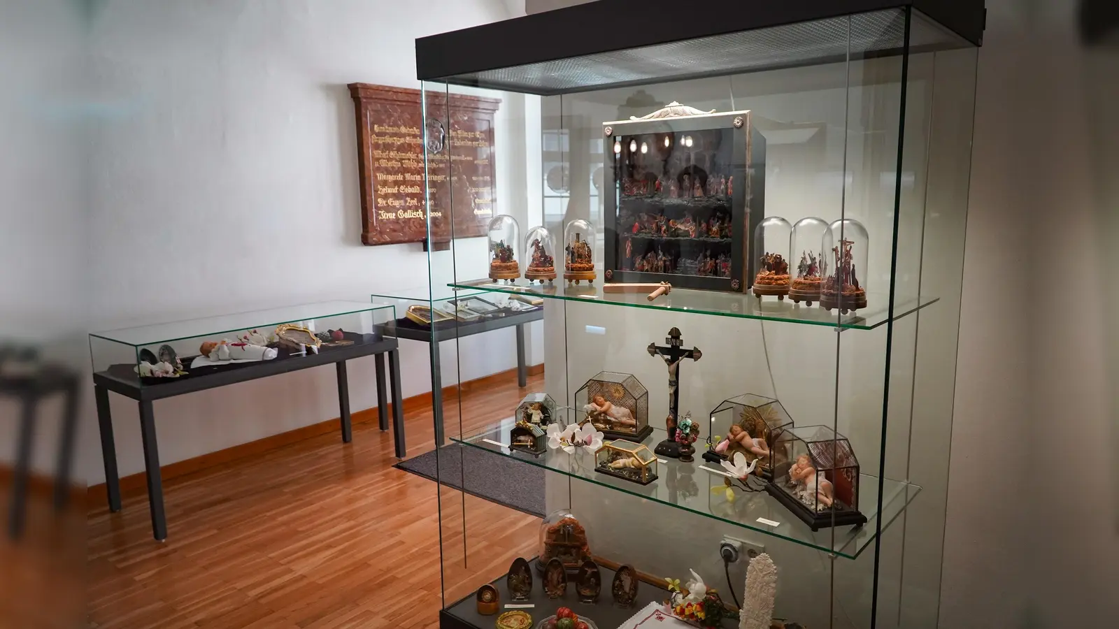 Passions- und Osterszenen zeigt die aktuelle Ausstellung im Rathaus. (Foto: Stadt Freising)