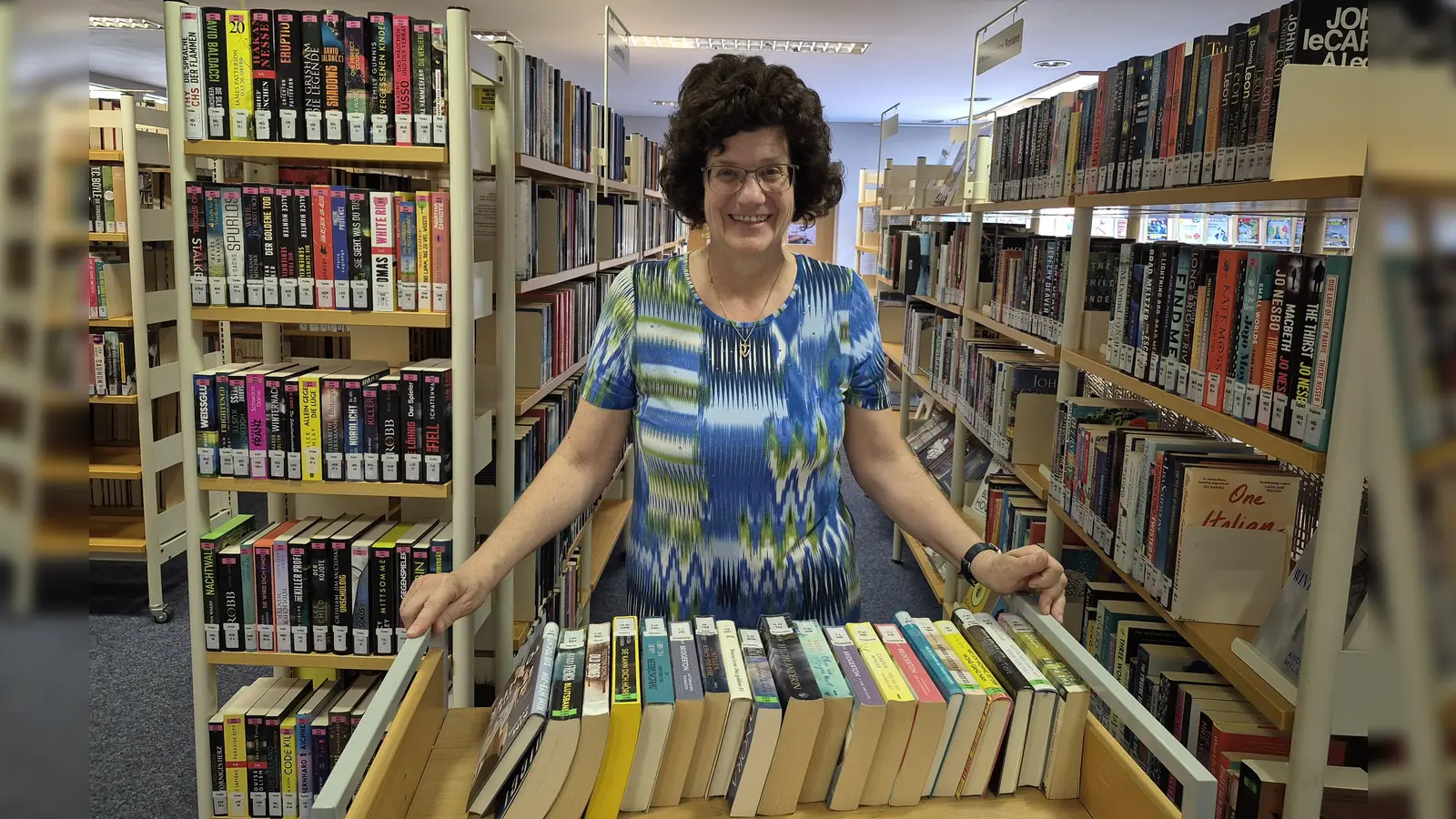 Sabine George von der Stadtbibliothek Allach-Untermenzing freut sich „unbandig”, dass die Einrichtung am 24. Juni wiedereröffnet wird. (Foto: tab)