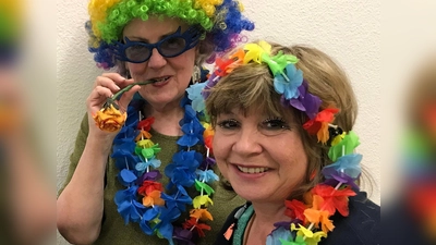 Kursleiterin Elli Hanner (im Vordergrund) und Elisabeth (79) von der Handarbeitgruppe „Masche mit Herz“ beteiligen sich am Aktionstag „Roses against Violence“. (Foto: die_mitterfelder)