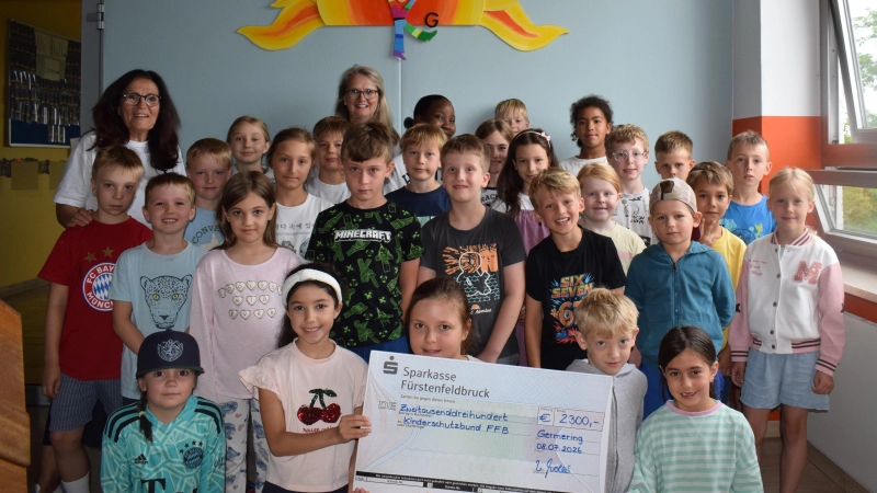 Ein Teil des Geldes, das beim Spendenlauf der Kleinfeldschule zusammengekommen war, ging an den Kinderschutzbund Fürstenfeldbruck. (Foto: Kleinfeldschule)