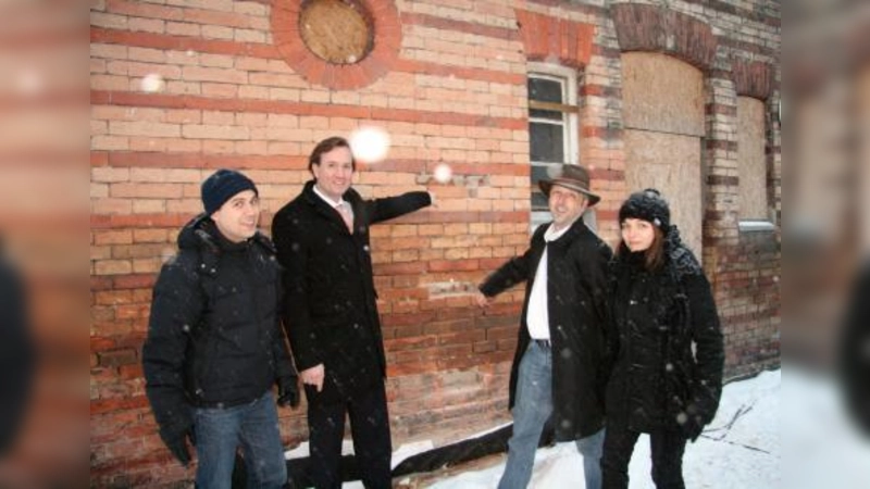 „Wir wollen so nah wie möglich am Original bleiben.“ V.l. die Bauverantwortlichen: Architekt Sebastian Kordowich, mfi-Projektleiter Lars Jähnichen, Bauleiter Falk Hartmann und Architektin Juli Rehm. (Foto: US)