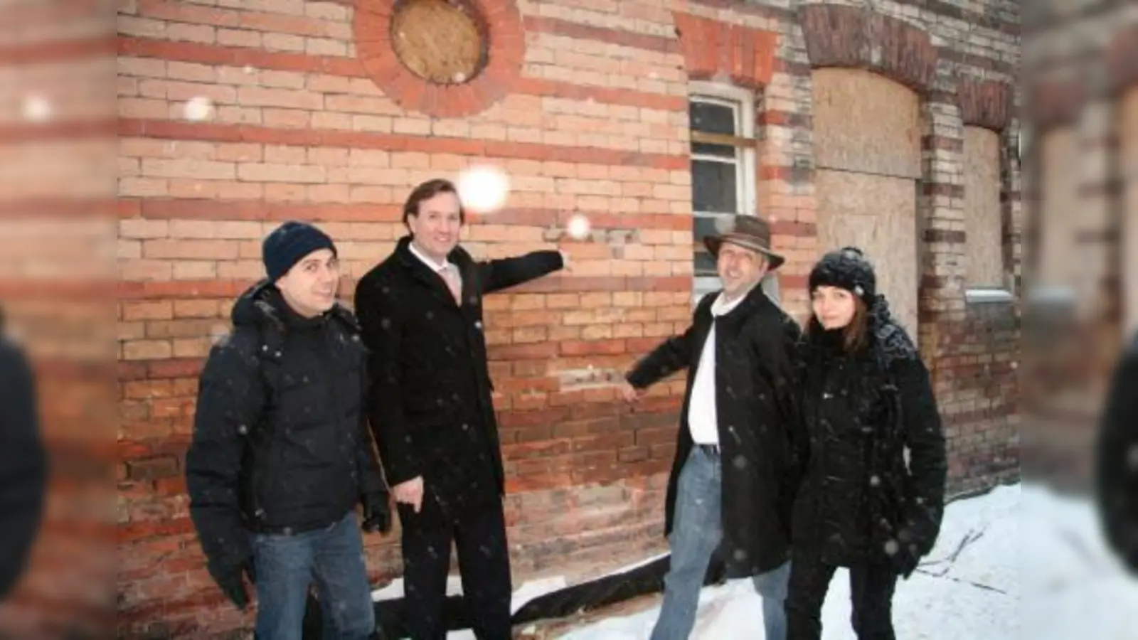 „Wir wollen so nah wie möglich am Original bleiben.“ V.l. die Bauverantwortlichen: Architekt Sebastian Kordowich, mfi-Projektleiter Lars Jähnichen, Bauleiter Falk Hartmann und Architektin Juli Rehm. (Foto: US)