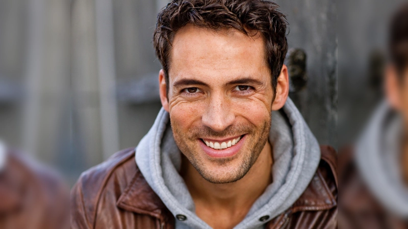 Alexander Mazza moderiert das Eröffnungs-Sommerfest des kbo-Kinderzentrums München. (Foto: Alexander Mazza)