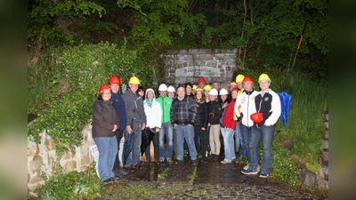 Mitglieder des Freie Wähler Ortsverbandes Hohenpeißenberg gemeinsam mit ihren Kreisräten vor dem Eingang zum Hauptstollen. (Foto: Freie Wähler)