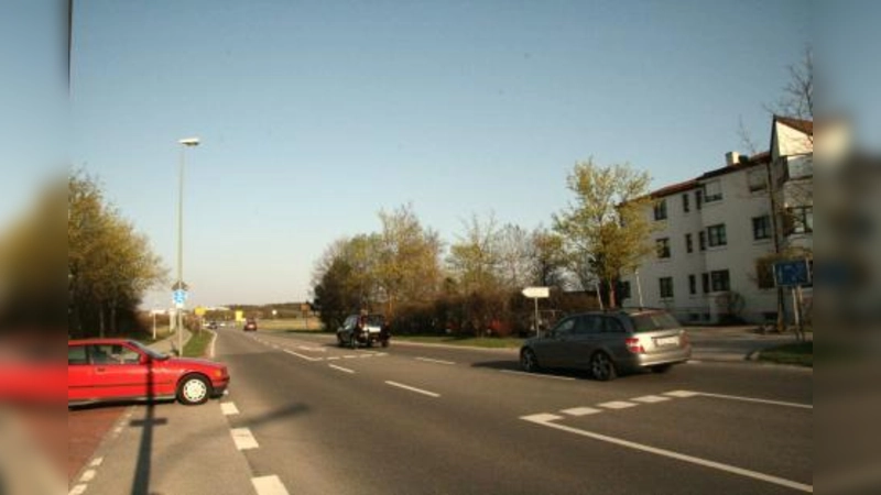 Neue Zufahrt zum Kupferhaus, eine große Stellplatzanlage und neue Sportanlagen um das Gymnasium – das sind die neuen Baumaßnahmen in Planegg. Für die Staatsstraße 2344 ist an der Einfahrt zum Schulgelände eine Ampelanlage geplant. (Foto: US)