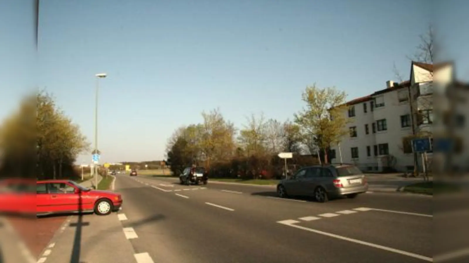 Neue Zufahrt zum Kupferhaus, eine große Stellplatzanlage und neue Sportanlagen um das Gymnasium – das sind die neuen Baumaßnahmen in Planegg. Für die Staatsstraße 2344 ist an der Einfahrt zum Schulgelände eine Ampelanlage geplant. (Foto: US)