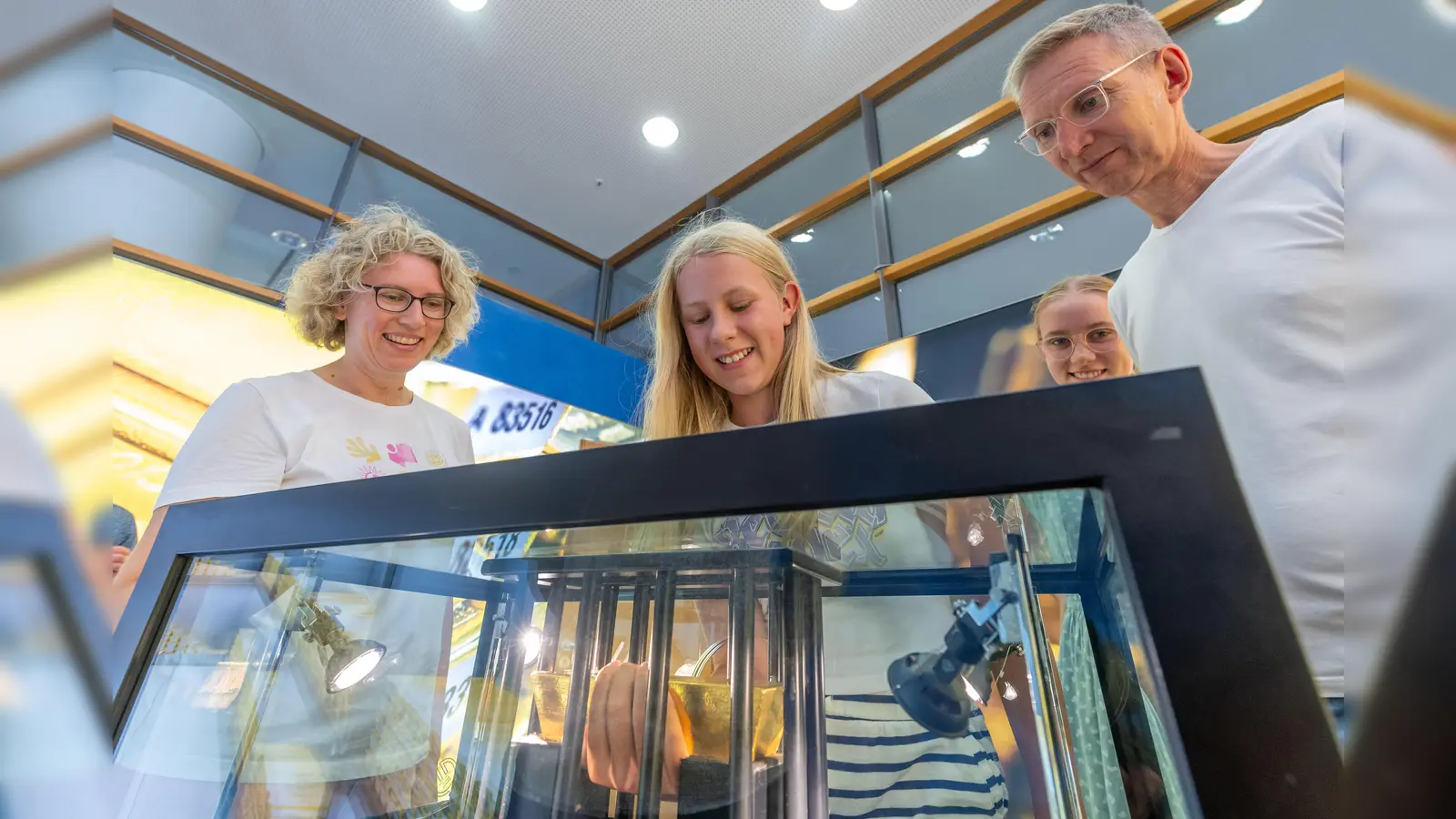 Beim Tag der offenen Tür der Bundesbank kann man einen echten Goldbarren anfassen - mehr leider nicht. (Foto: Falk Heller)