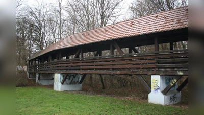 Seit 1952 verbindet diese Holzbrücke den alten Untermenzinger Friedhof von St. Martin mit dem damals angelegten Parkfriedhof. Das vom Obermenzinger Architekten Konrad Reichherzer geschaffene Bauwerk überquert die Würm. (Foto: job)