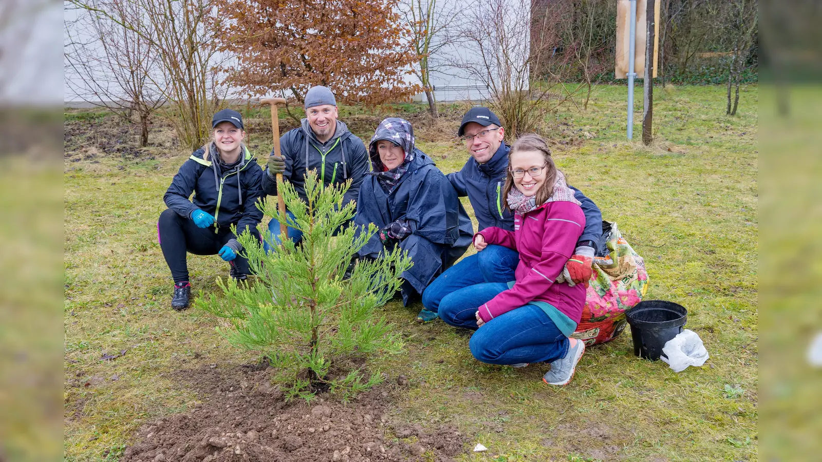 Die Mitglieder des OCR Munich pflanzten auf ihrem Trainingsgelände heimische Sträucher sowie einen Bergmammutbaum als CO2-Speicher. (Foto: Gemeinde Kirchheim)