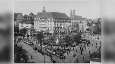Ansicht des Sendlinger-Tor-Platzes mit Trambahnverkehr und Passanten anno 1924 (oder kurz davor). (Foto: Stadtarchiv München DE-1992-FS-STR-3572)