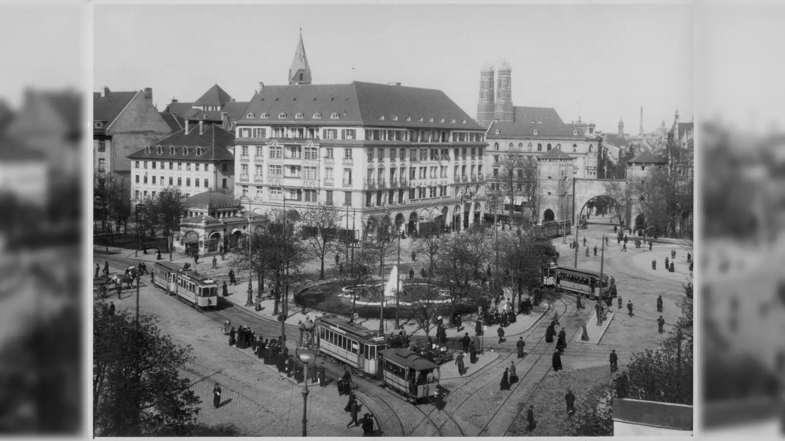 Ansicht des Sendlinger-Tor-Platzes mit Trambahnverkehr und Passanten anno 1924 (oder kurz davor). (Foto: Stadtarchiv München DE-1992-FS-STR-3572)