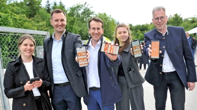 Wertstoffhof auf dem Smartphone (v.l.): Anica Stengele (Remondis-Digital), Christoph Wufka (Vorstand AWISTA Starnberg KU), Landrat Stefan Frey, Pia Krüger (Remondis-Digital) und Rainer Schnitzler (Erster Bürgermeister Pöcking und Vewaltungsratsmitglied AWISTA Starnberg). (Foto: Nila Thiel/AWISTA Starnberg KU)