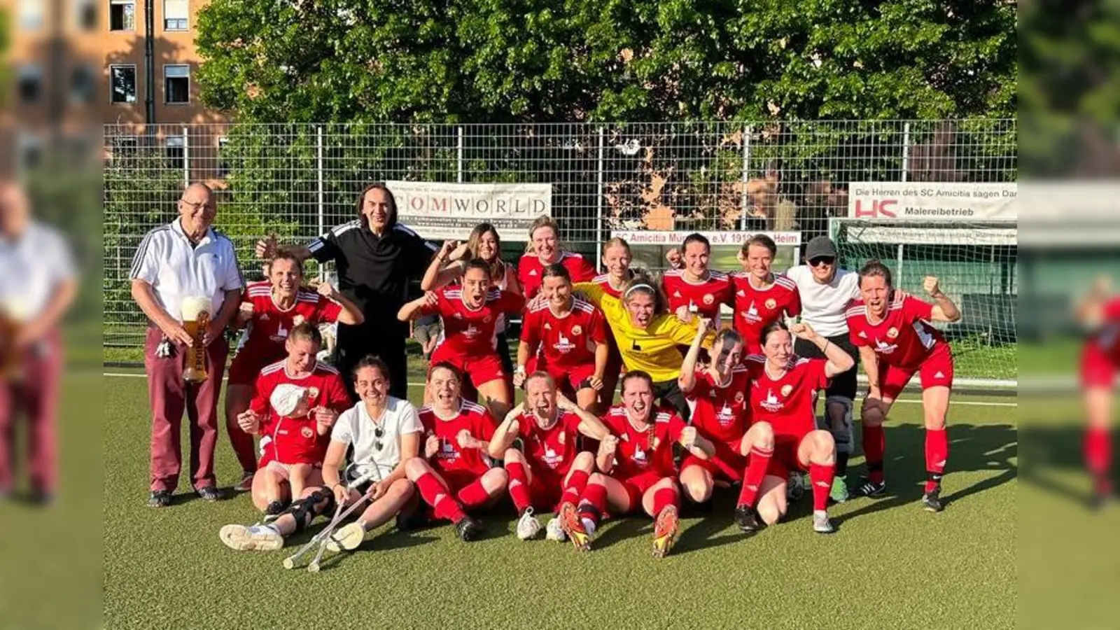 Die Frauen des SC Amicitia München spielen auch 2023/24 in der Bayernliga – ein großer Erfolg für die Mannschaft von Trainer Samir Merdanovic (3. von links). (Foto: Verein)