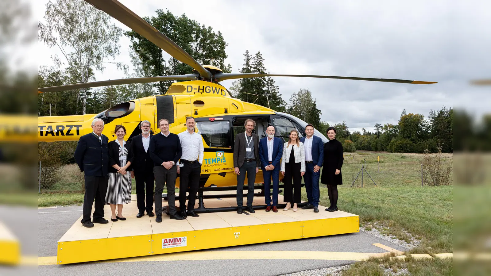 Feierten beim FIT-Symposium gemeinsam mit den rund 100 geladenen Gästen den 1.000. Flug (von links): Dr. Gerhard Engler (ehemaliger FIT-Patient), Dr. Lucie Esterl Pfäffl (Projektkoordinatorin FIT, MüK Harlaching), Prof. Rüdiger Ilg (Partnerklinik Bad Tölz), Frédéric Bruder (Geschäftsführer ADAC Luftrettung gGmbH), Prof. Anastasios Mpotsaris (Chefarzt Neuroradiologie, MüK Harlaching), Dr. Gordian Hubert (Projektleiter FIT und Chefarzt Neurologie, MüK Harlaching), Dr. Götz Brodermann (Vorsitzender der Geschäftsführung, MüK), Gesundheitsministerin Judith Gerlach, Dr. Tim Guderjahn (Kaufmännischer Geschäftsführer, MüK) und Petra Geistberger (Geschäftsführerin/CHRO MüK). (Foto: Steffen Leiprecht)