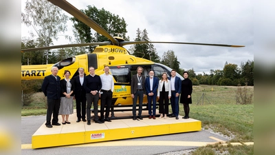 Feierten beim FIT-Symposium gemeinsam mit den rund 100 geladenen Gästen den 1.000. Flug (von links): Dr. Gerhard Engler (ehemaliger FIT-Patient), Dr. Lucie Esterl Pfäffl (Projektkoordinatorin FIT, MüK Harlaching), Prof. Rüdiger Ilg (Partnerklinik Bad Tölz), Frédéric Bruder (Geschäftsführer ADAC Luftrettung gGmbH), Prof. Anastasios Mpotsaris (Chefarzt Neuroradiologie, MüK Harlaching), Dr. Gordian Hubert (Projektleiter FIT und Chefarzt Neurologie, MüK Harlaching), Dr. Götz Brodermann (Vorsitzender der Geschäftsführung, MüK), Gesundheitsministerin Judith Gerlach, Dr. Tim Guderjahn (Kaufmännischer Geschäftsführer, MüK) und Petra Geistberger (Geschäftsführerin/CHRO MüK). (Foto: Steffen Leiprecht)