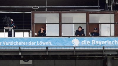Beobachterposition: Patrick Glöckner (links) und Geschäftsführer Christian Werner. (Foto: Anne Wild)