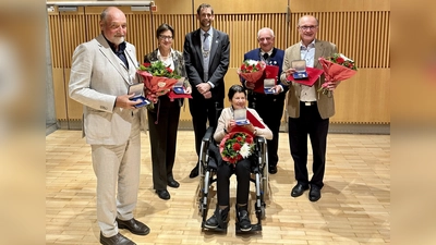 Im vergangenen Jahr wurde Barbara Frey (im Rollstuhl) noch mit der Bürgermedaille ausgezeichnet. Jetzt ist sie mit 80 Jahren gestorben. Mit auf dem Foto (von links): Thomas Thallmair, Irmgard Franken, Bürgermeister Patrick Janik, Hans Raphael und Reinhard Dirr. (Foto: Stadt Starnberg)