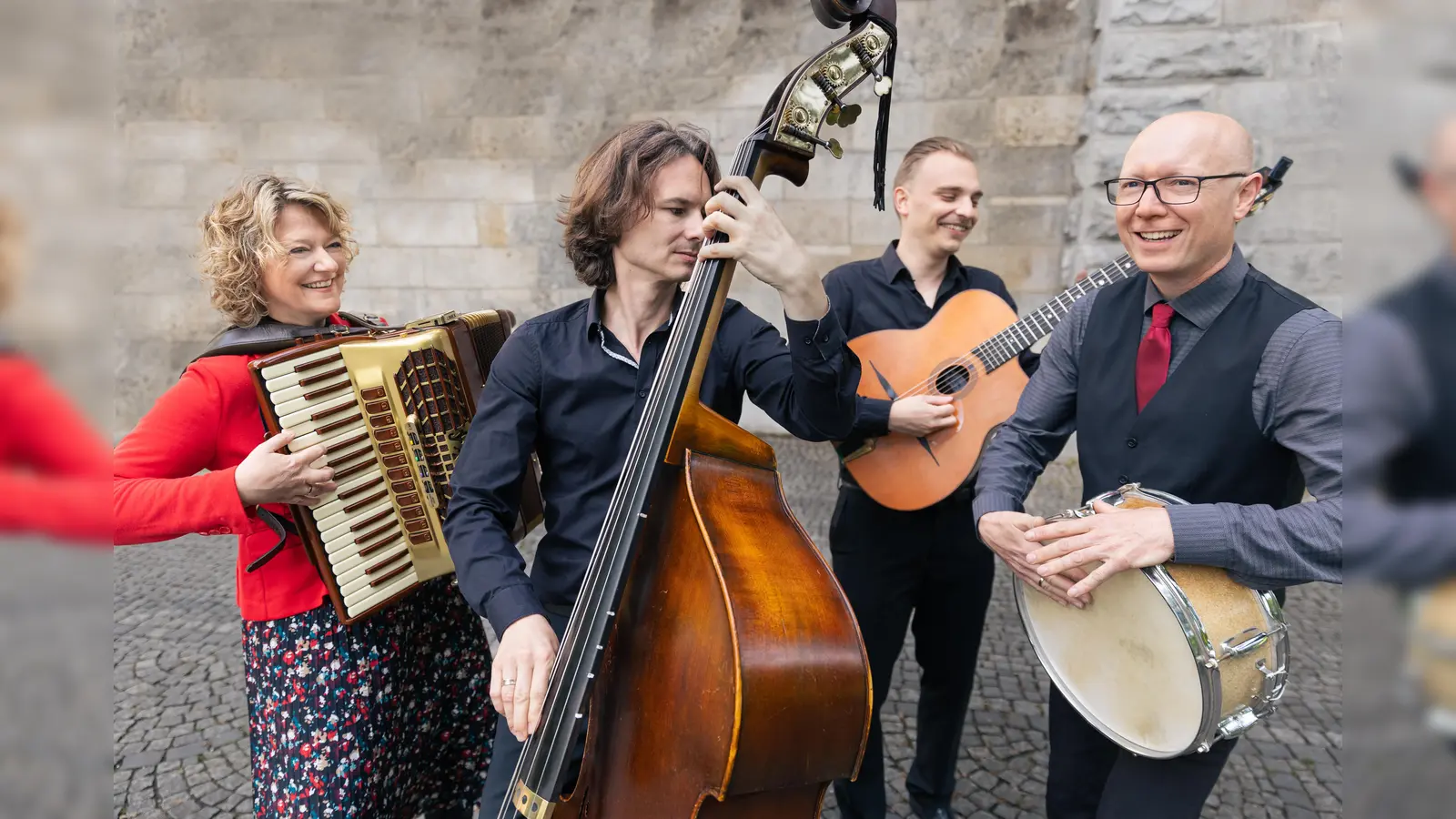 Orchestra Mondo mit Akkordeon, Gitarre, Kontrabass und Perkussion- (Foto: Christoph Mittermüller)