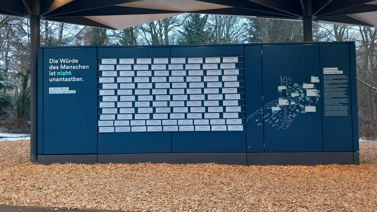 Die Bibliothek der Namen am kbo-Klinikum Haar: Für jeden der 4000 Ermordeten wurde eine eigene Tafel mit Namen und Lebensdaten hergestellt. (Foto: kbo-Isar-Amper-Klinikum)