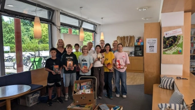 Mit den Schülerinnen und Schülern freuten sich (v.l.n.r.:) Karin Schreiber-Griffig, Michaela Reidel (Leiterin der Gemeindebibliothek) und Inge Schraml-Huber über das gespendete Lesematerial. (Foto: Gemeindebibliothek Neufahrn)