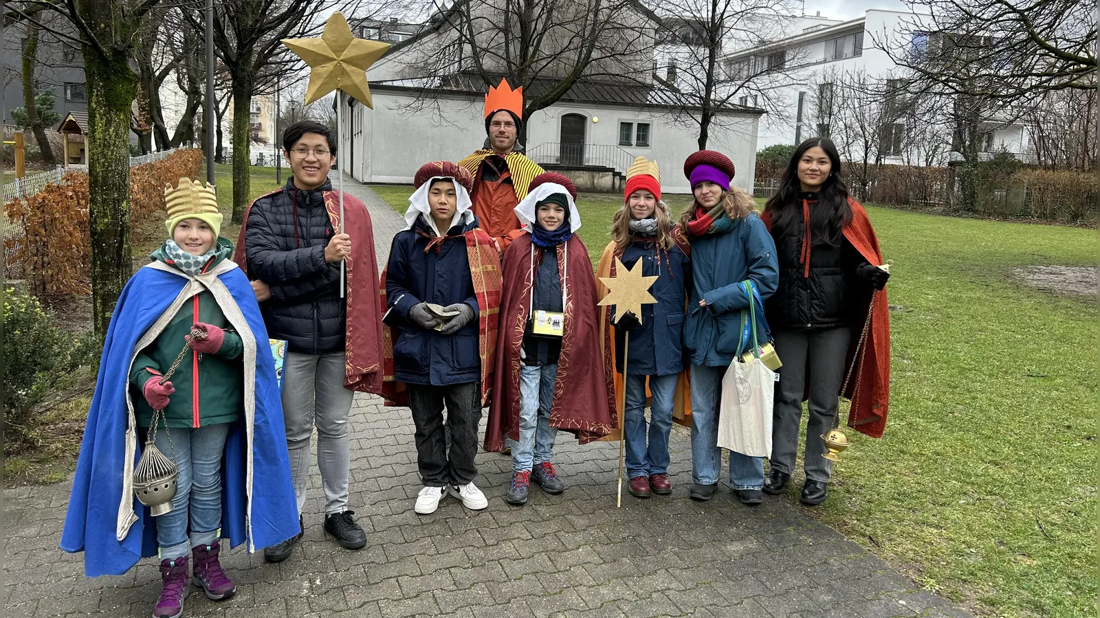 Die Sternsinger der Pfarrei St. Vinzenz zogen am Dreikönigstag aus, um den Segen in die Häuser zu bringen. Im Bild (von links) mit Christian Dinh (Jungendleiter), Pater Philipp Sauter (Kaplan) und Cecilia Dinh (Jugendleiterin). (Foto: Andreas Balog)