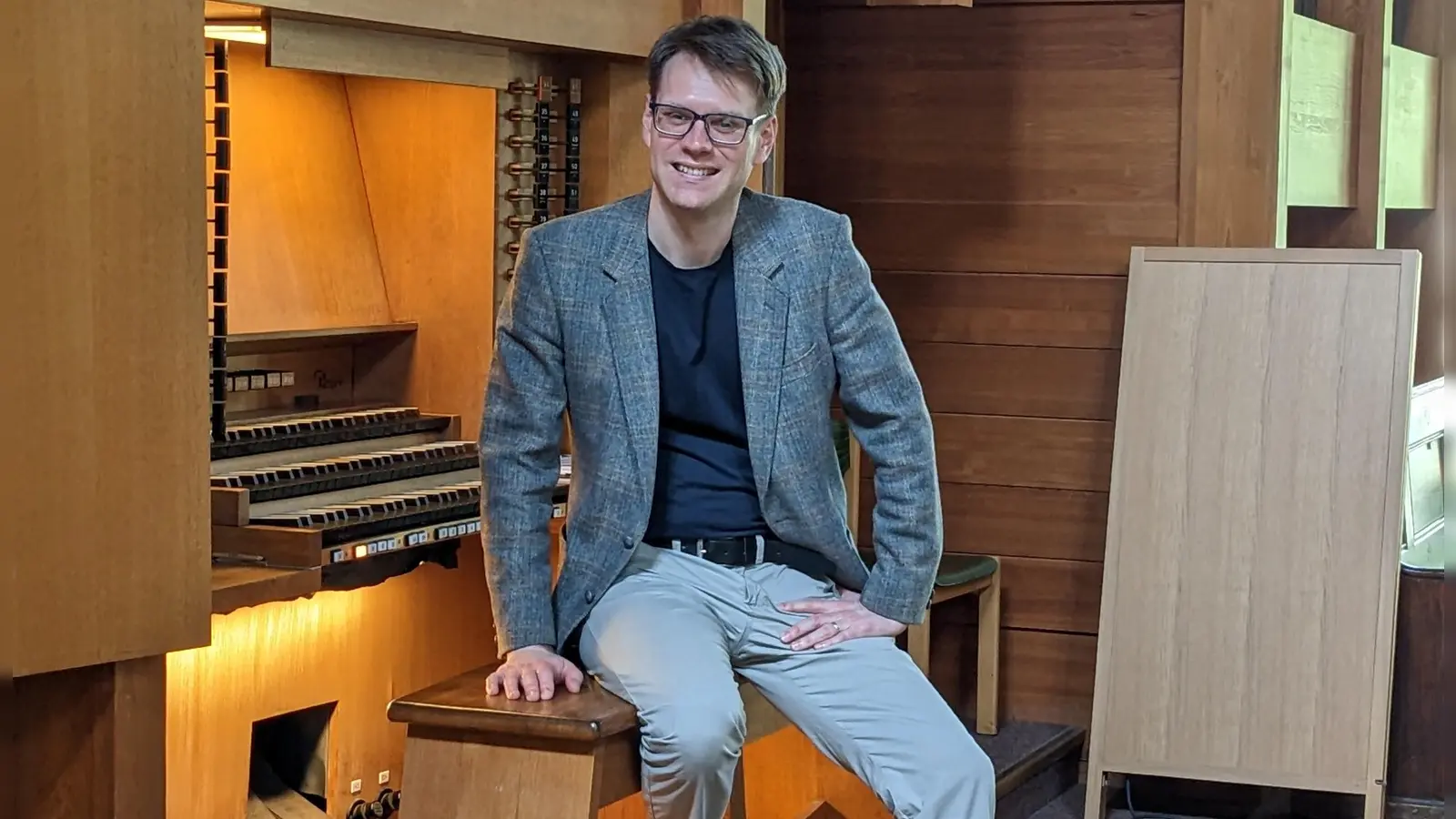 Kirchenmusikdirektor Christoph Demmler spielt zum 40-jährigen Kirchenjubiläum der Orgel in der Dietrich-Bonhoeffer-Kirche. (Foto: Demmler)