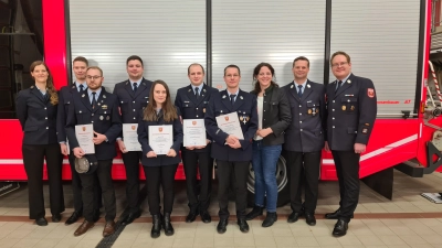 Bei der Jahresversammlung wurden bei der FFW Anzing zahlreiche Mitglieder befördert und ausgezeichnet.  (Foto: FFW Anzing)