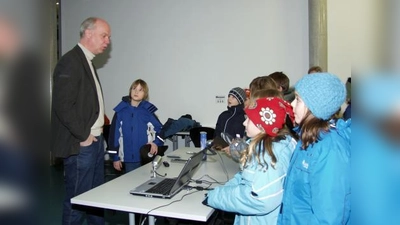 Auch nach der Vorlesung beantwortete Professor Rolf Heilmann geduldig die Fragen der Kinder. (Foto: Eva Schraft)