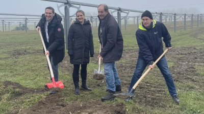 Beim Spatenstich (von links): Adrian Renner, Carolin Renner, Landwirt Max Keller und Landrat Stefan Frey. Geplant sind in Weßling etwa 1.610 Module mit ca. 620 Watt. (Foto: red)