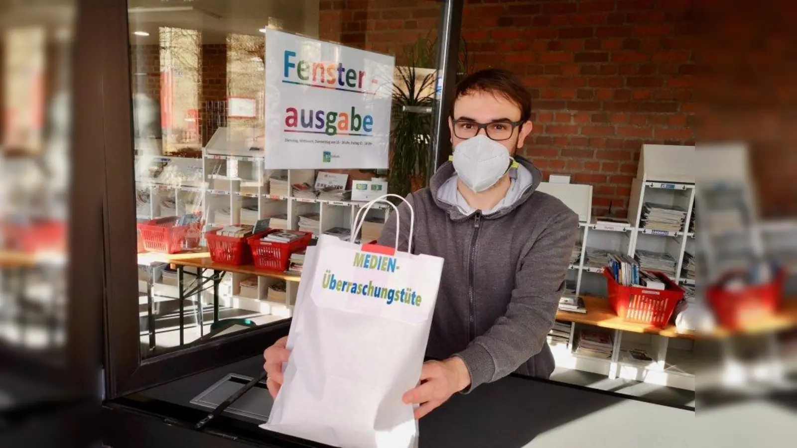 Die Würmtaler Gemeindebüchereien packen Tüten mit Lesestoff. Im Falle der Gautinger Einrichtung werden die Tüten aus dem Fenster gereicht. Im Bild Antonio Franzese beim „Fensterln”. (Foto: Doreen Kleiner)