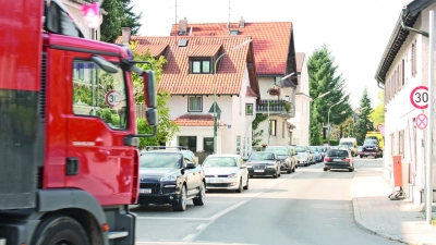 Im Forstenrieder Dorfkern geht es oft eng zu: Die Straßen sind nicht auf die heutigen Verkehrslasten ausgelegt. (Foto: job)