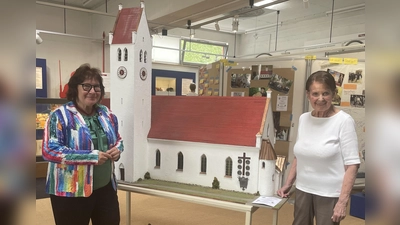 Vor dem Modell von St. Martin stehen die Vorsitzende des Fördervereins, Andrea Schaal (l.) und Sylvia Doll. (Foto: pst)