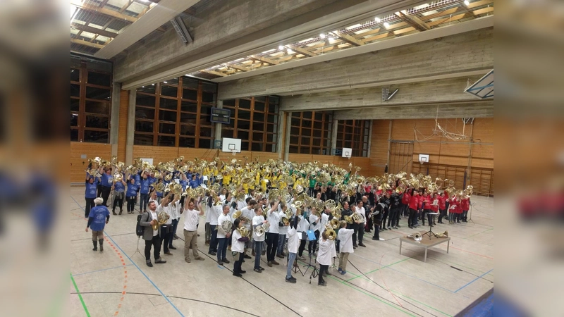 279 Hornisten spielten gemeinsam den Pilgerchor aus "Tannhäuser" und kommen jetzt ins Guiness-Buch der Rekorde. Bettina Sterzer aus Pliening steht hinten links. (Foto: Georg Rittler)