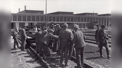 Häftlinge aus dem Arbeitserziehungslager Moosach im Reichsbahnausbesserungswerk Freimann. (Foto: Geschichtsverein Moosach)