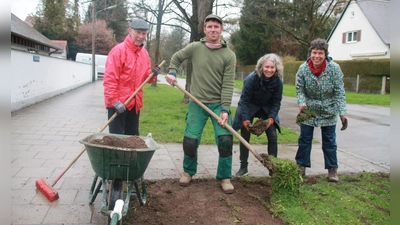 Im ersten Schritt zur Blühwiese wurde die bisherige Rasenschicht entfernt: v.l. Helmut Heberlein, Naturgärtner Martin Schröferl, Beatrix Fuchs und Angela Eichholz. (Foto: bb)