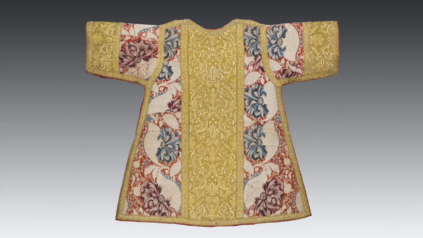 Einige der im Schatzbuch abgebildeten Preziosen sind erhalten und in der Ausstellung zu sehen. Hier eine Dalamtik aus dem Benediktornat, Regensburg, 1734 – eine Leihgabe der katholischen Pfarrkirchenstiftung St. Emmeram, Regensburg. (Foto: © Bayerisches Nationalmuseum, Bastian Krack  )