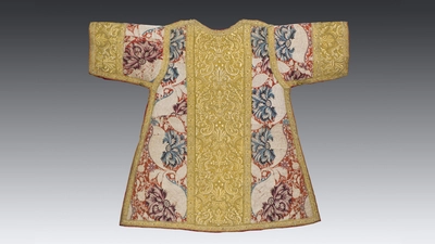 Einige der im Schatzbuch abgebildeten Preziosen sind erhalten und in der Ausstellung zu sehen. Hier eine Dalamtik aus dem Benediktornat, Regensburg, 1734 – eine Leihgabe der katholischen Pfarrkirchenstiftung St. Emmeram, Regensburg. (Foto: © Bayerisches Nationalmuseum, Bastian Krack  )