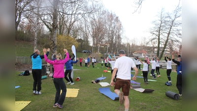 Am Montagabend fand auf der Liegewiese am Klostersee das erste Ebersberger Lederhosentraining statt. Über 50 Sportler kamen vorbei. (Foto: Stefan Dohl)