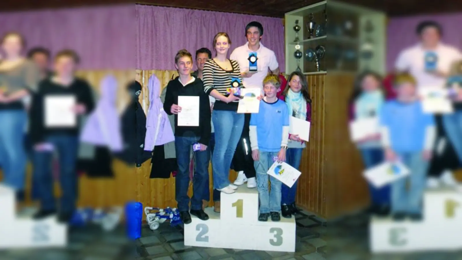 Die Gewinner des Pokals „60 Jahre TSV”: Platz 1. Andrea Kortner und Florian Swoboda, Platz 2 Silke Ahr und Florian Gerich, Platz 3 Maxi Rath und Dominik Rath. (Foto: pi)