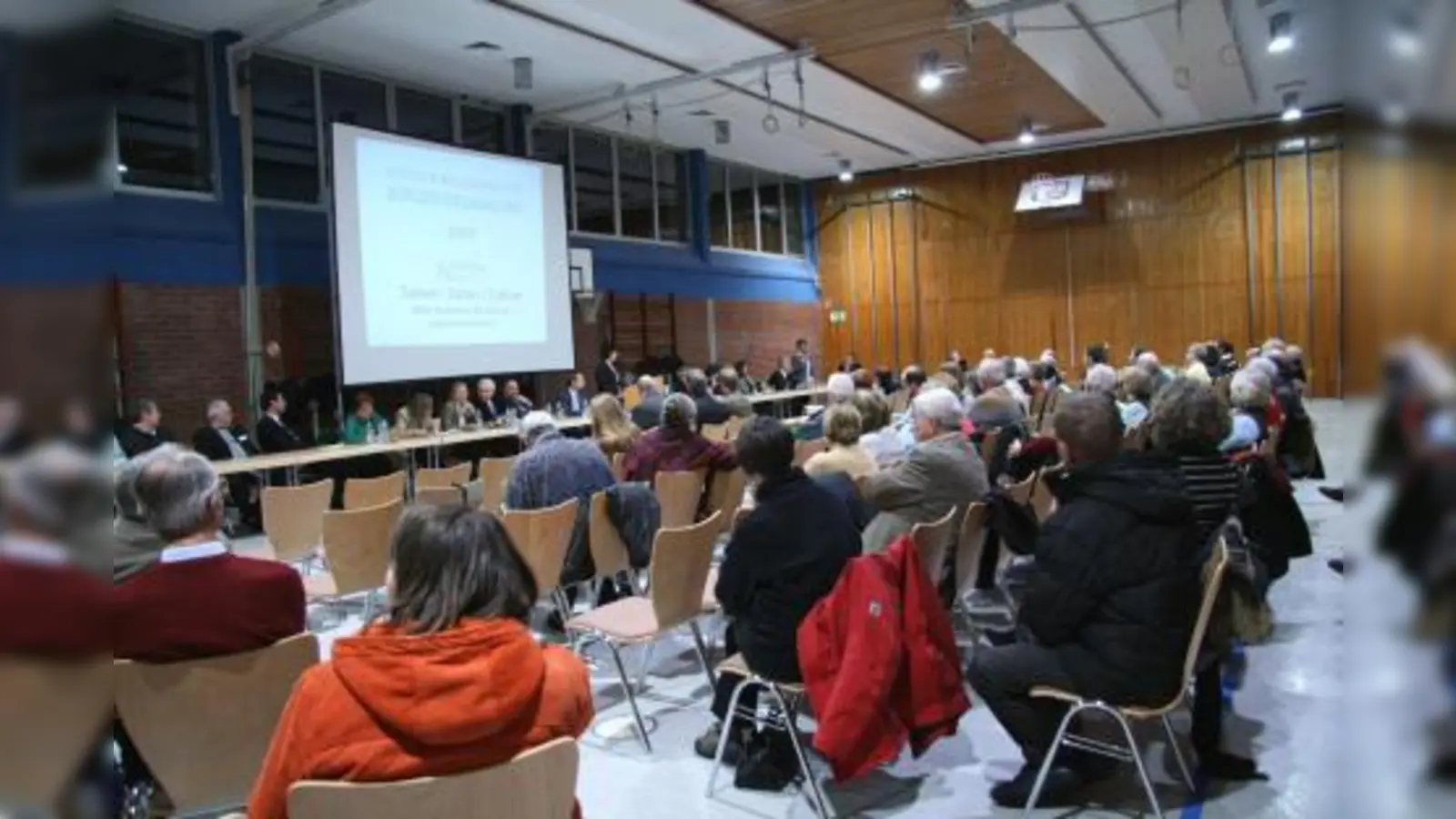 Zu Beginn der Kraillinger Bürgerversammlung stellten sich der Gemeinderat und einige Gemeindemitarbeiter, wie Kämmerer Gerhard Friedrich, Bauamtsleiter Michael Kuch und Hauptsamtsleiter Franz Wolfrum vor. (Foto: US)