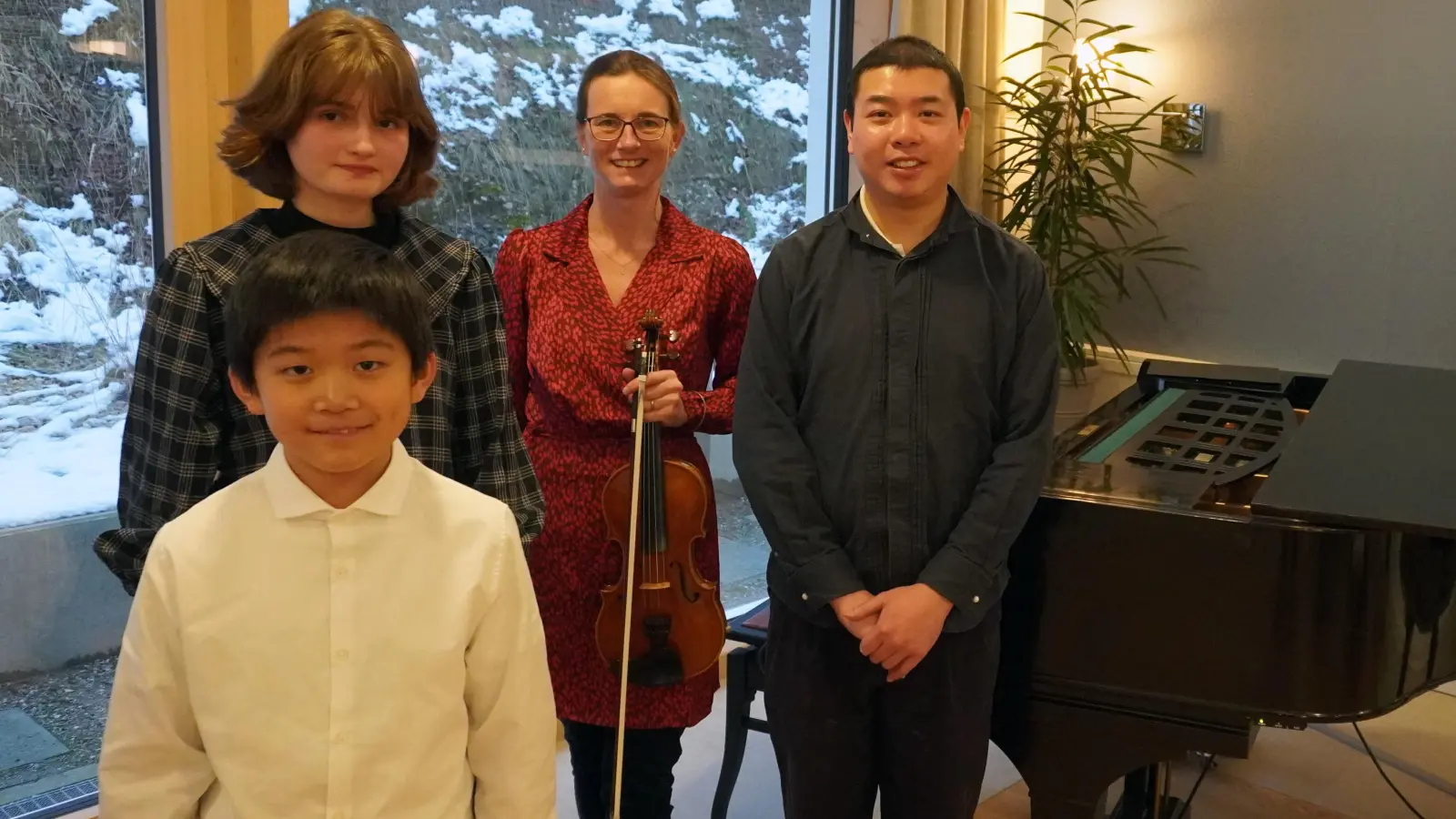Für den zehnjährigen Eddi Li war das Konzert die Generalprobe für seinen Auftritt bei „Jugend musiziert”. Auch Musikschülerin Karolina Pustovoit (links) präsentierte ihr Können. Schulleitung Denise Kirschke und Musikschullehrer Chia-Lun waren stolz auf ihre Schützlinge. (Foto: BRK Starnberg)