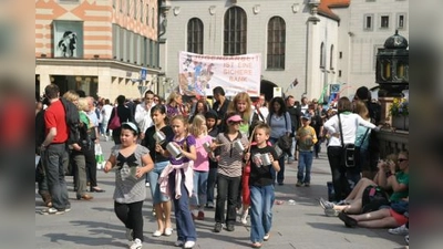 Etwa 1000 Teilnehmende marschierten vor kurzem zum Marienplatz, um dort „Jugendarbeit ist eine sichere Bank“ zu signalisieren. (Foto: KJR)
