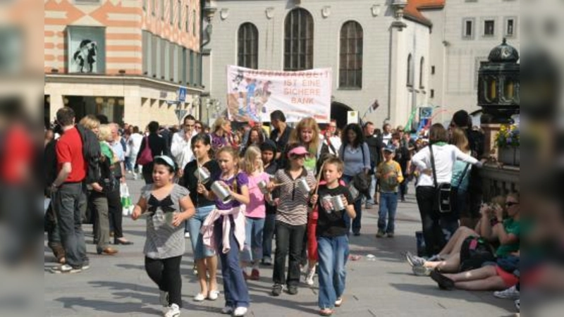 Etwa 1000 Teilnehmende marschierten vor kurzem zum Marienplatz, um dort „Jugendarbeit ist eine sichere Bank“ zu signalisieren. (Foto: KJR)