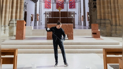 Die Künstlerin Katharina Lehmann führte im Januar 2026 den „Infinite Walk“ in der leeren Pfarrkirche St. Paul durch.  (Foto: Julia Milberger)
