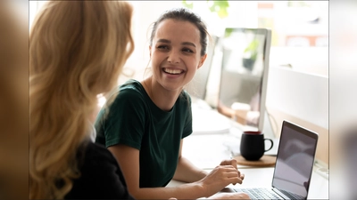 Mentoring und moderne Ausbildungsstrukturen sind entscheidende Aspekte, um Abbruchquoten zu senken und Fachkräfte zu binden. Mit gezielter Förderung, zeitgemäßen Lehrplänen und attraktiven Bedingungen können Betriebe jungen Menschen eine erfolgreiche Zukunft und sich selbst loyalen Nachwuchs sichern. (Foto: txn / Randstad/AdobeStock_fizkes)