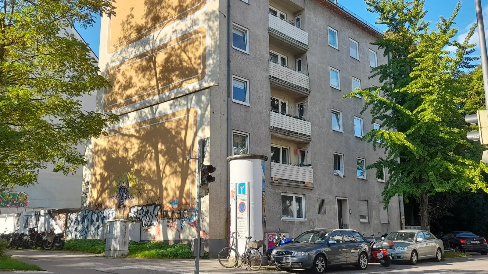 In den nächsten Tagen soll die Fassade des Wohnhauses in der Kazmairstraße 85 mit einem Graffiti gestaltet werden. (Foto: kö)