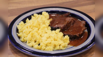 Zartes Fleisch und selbst gemachte Spätzle bereitete Barbara Doll zu. (Foto: Huss-Weber)