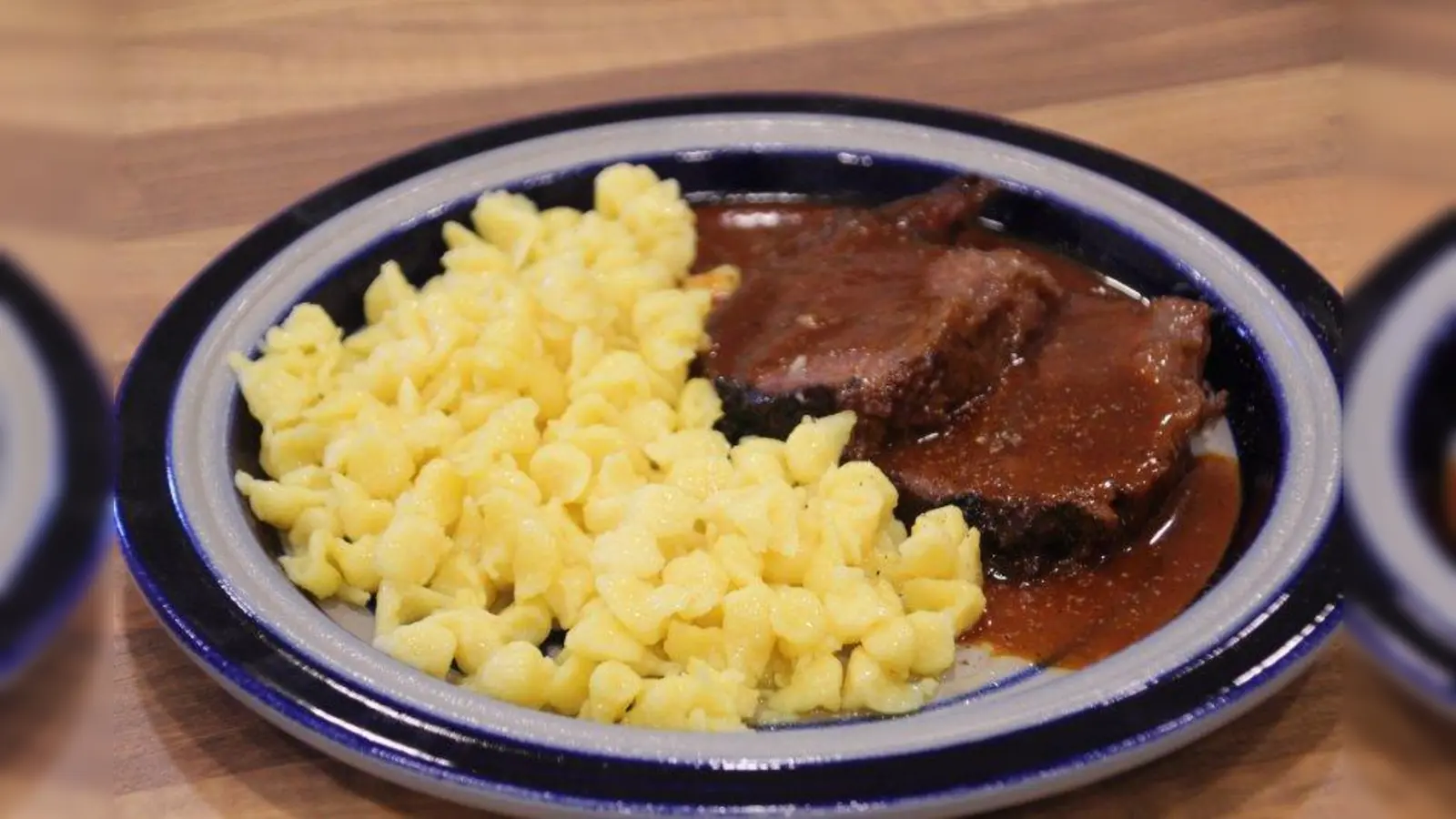 Zartes Fleisch und selbst gemachte Spätzle bereitete Barbara Doll zu. (Foto: Huss-Weber)