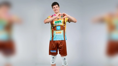 Theo Timmermann präsentierte das bunte Trikot. (Foto: WWK Volleys Herrsching)
