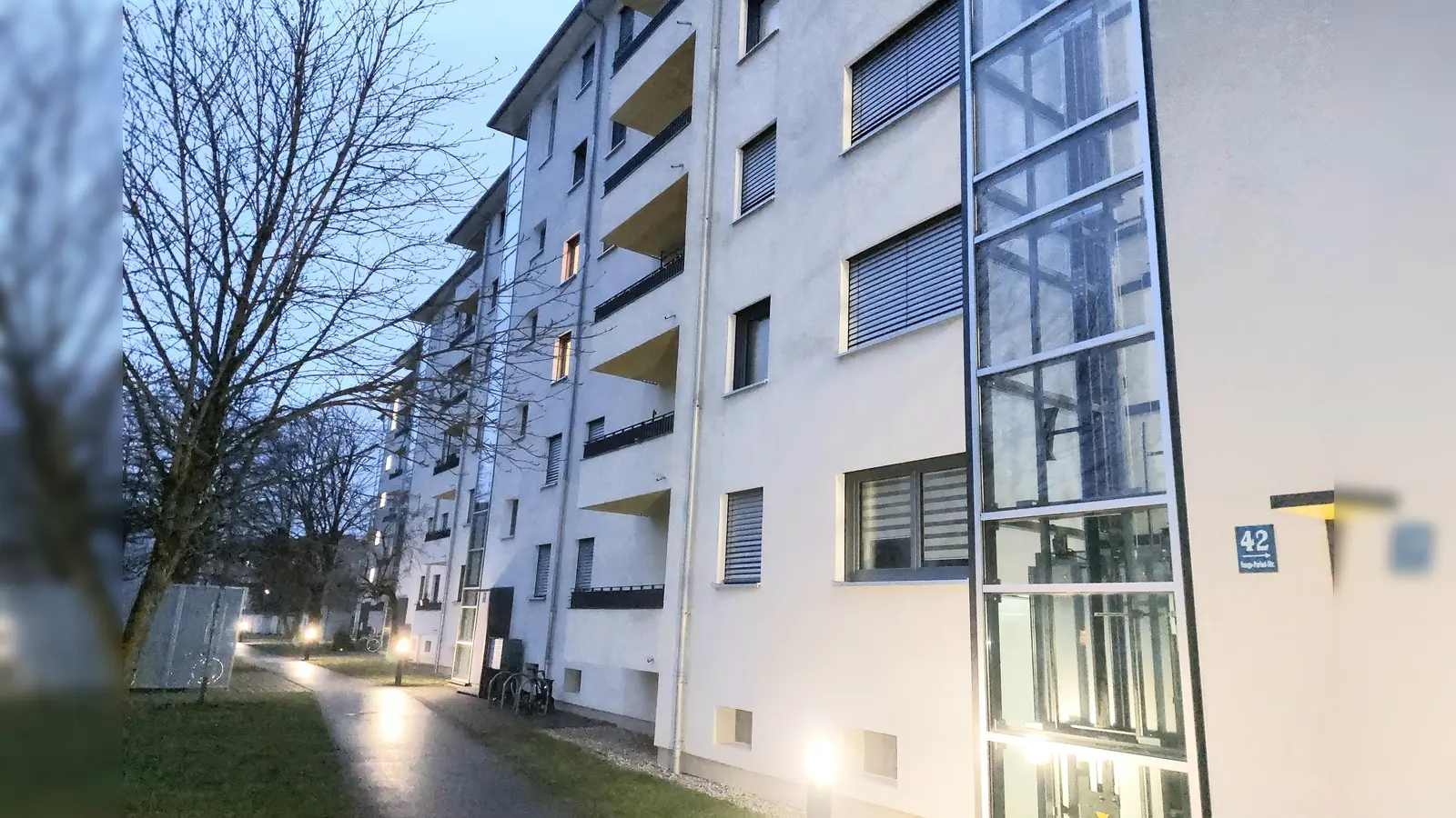 Ansprechendes Äußeres: Die Hausnummern 34, 36-42 und 44-46 in der Nanga-Parbat-Straße sind mit dem Fassadenpreis der Stadt München ausgezeichnet worden. (Foto: bas)
